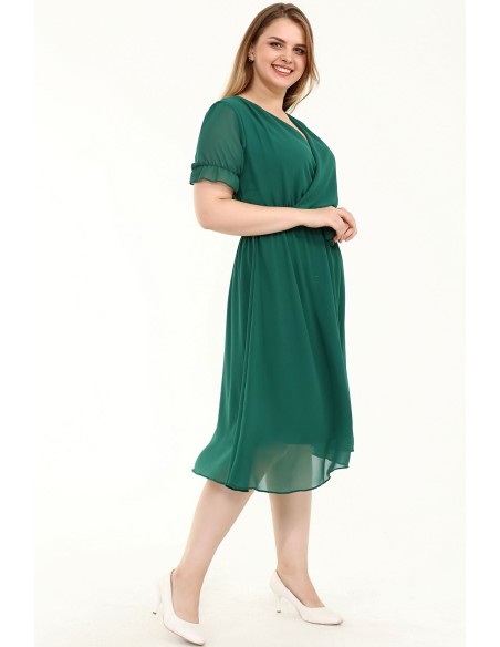 Zaļa plīvojoša kleita ar lencīti