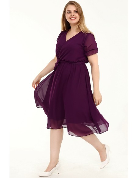 Красивое фиолетовое платье с короткими рукавами.