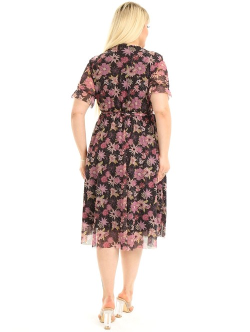 Daugiaspalvė suknelė su voko formos iškirpte Daugiaspalvė suknelė su voko formos iškirpte