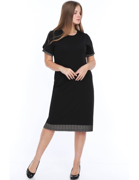 Черное платье с короткими рукавами