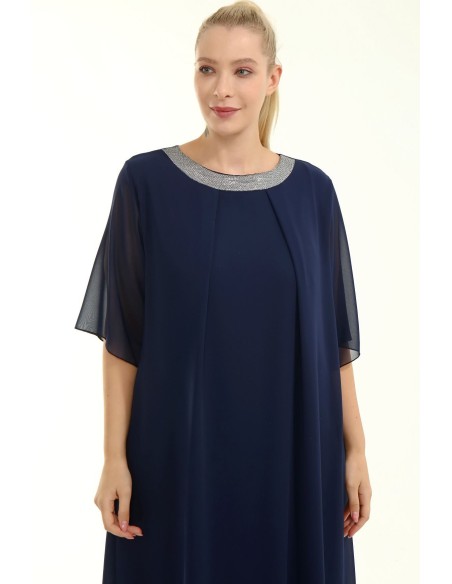 Imeilus avara disainiga kleit