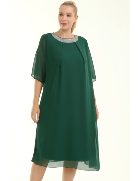 Krāšņa zaļa kleita apaļīgām sievietēm