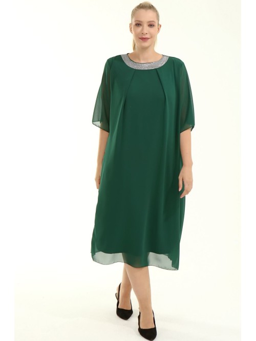 Krāšņa zaļa kleita apaļīgām sievietēm Krāšņa zaļa kleita apaļīgām sievietēm