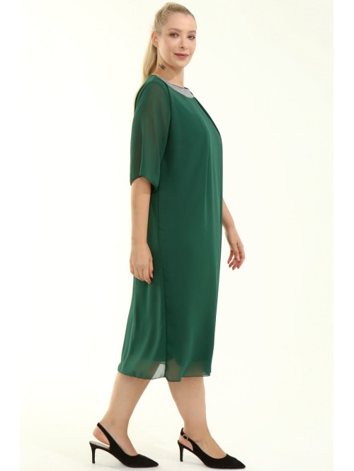 Puošni žalios spalvos suknelė apkūnioms Puošni žalios spalvos suknelė apkūnioms