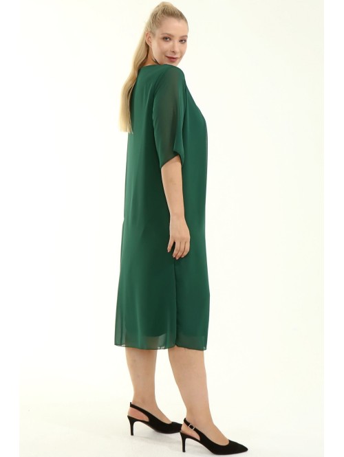 Puošni žalios spalvos suknelė apkūnioms Puošni žalios spalvos suknelė apkūnioms