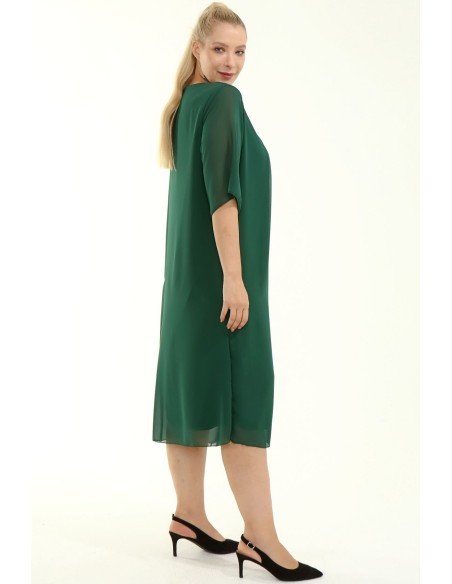 Krāšņa zaļa kleita apaļīgām sievietēm