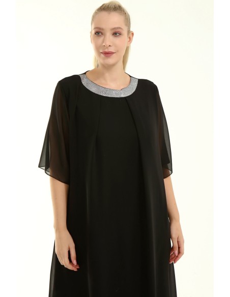 Melna izlaiduma kleita apaļīgam