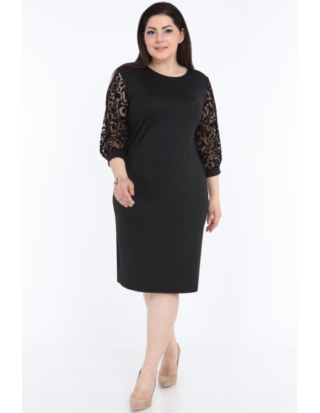 Черное платье с рукавами 3/4.
