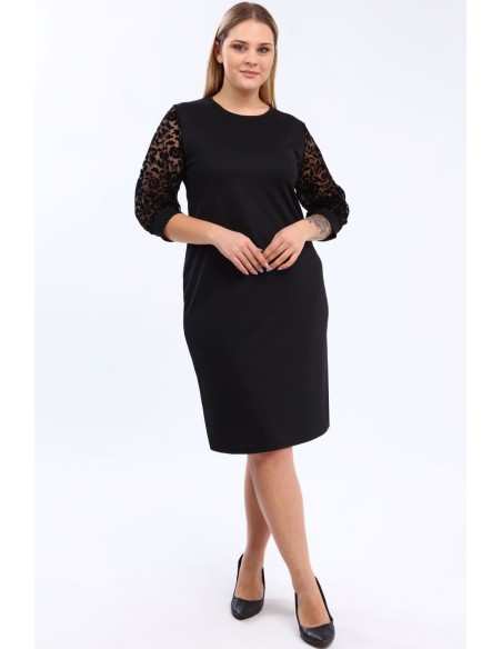 Lihtne ümmarguse kraega must kleit