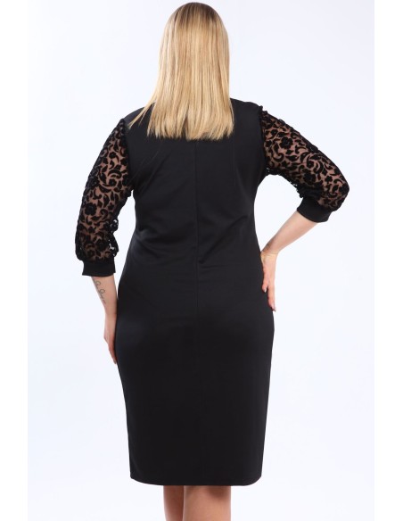 Vienkārša melna kleita ar apaļu apkakli