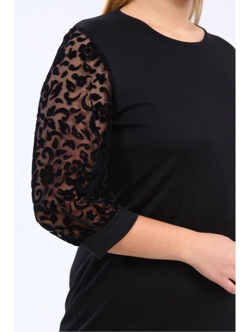 Vienkārša melna kleita ar apaļu apkakli Vienkārša melna kleita ar apaļu apkakli