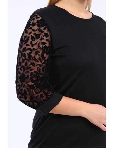 Vienkārša melna kleita ar apaļu apkakli