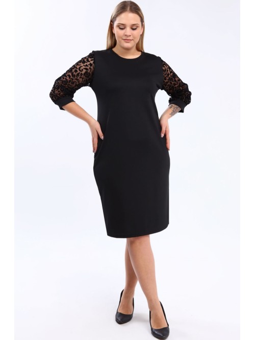 Paprasta juoda suknelė apvalia apykakle Paprasta juoda suknelė apvalia apykakle