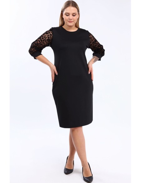 Lihtne ümmarguse kraega must kleit