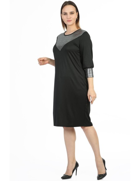 Melna kleita ar spīdīgu efektu