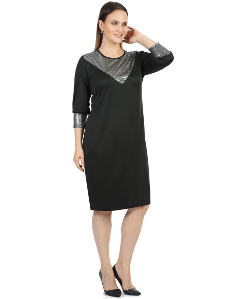 Must läikiva efektiga kleit