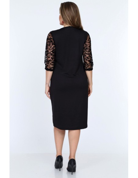 Juoda suknelė su nėrinių rankovėmis