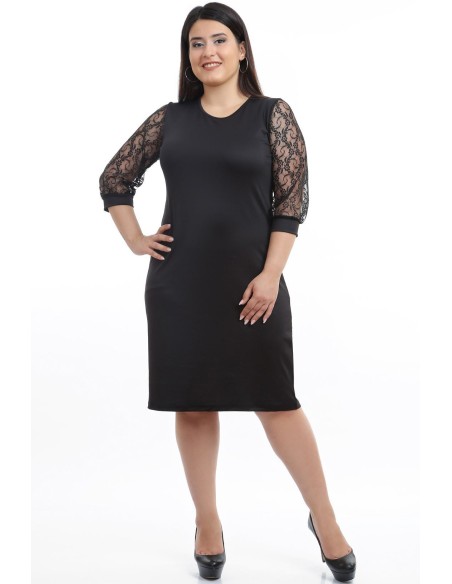 Простое черное платье с кружевными рукавами