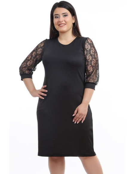 Простое черное платье с кружевными рукавами