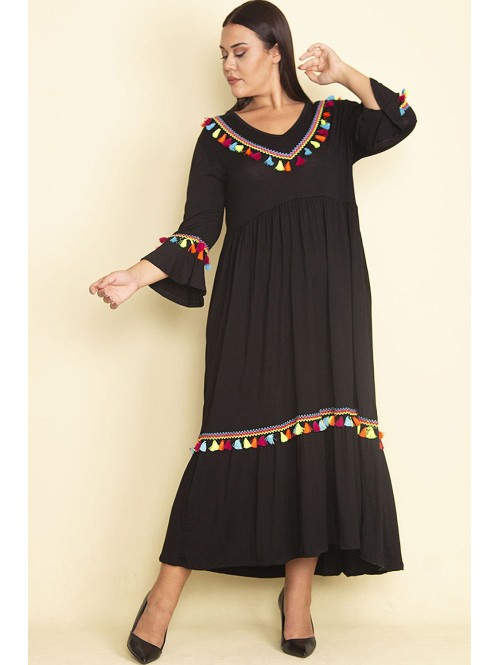 Черное расклешенное платье с бахромой