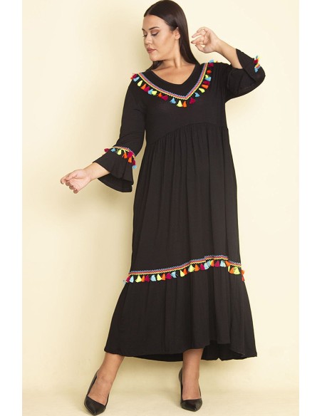 Must laienev narmastega kleit