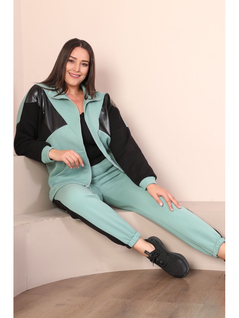 Sieviešu treniņtērps ar rāvējslēdzēju Sieviešu treniņtērps ar rāvējslēdzēju