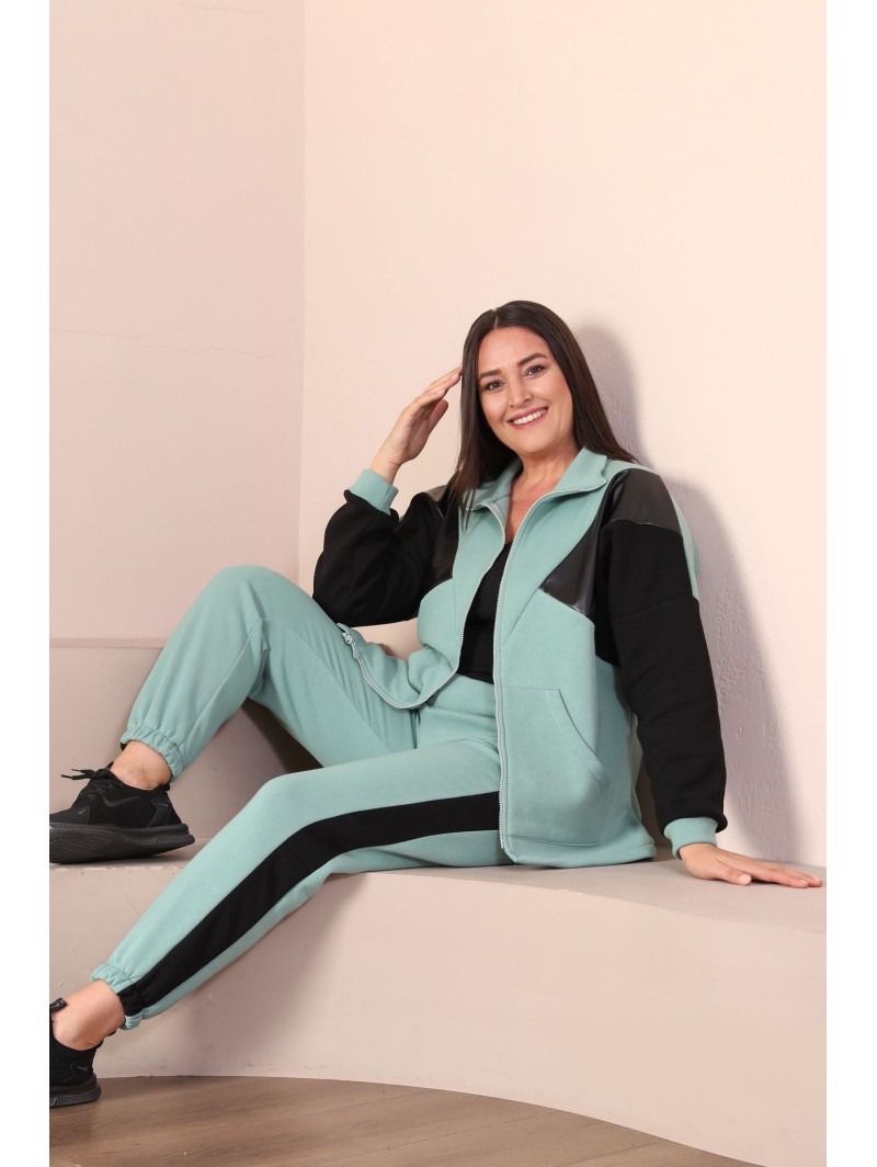 Moteriškas treningas su užtrauktuku Moteriškas treningas su užtrauktuku