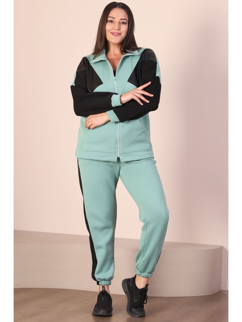 Sieviešu treniņtērps ar rāvējslēdzēju Sieviešu treniņtērps ar rāvējslēdzēju