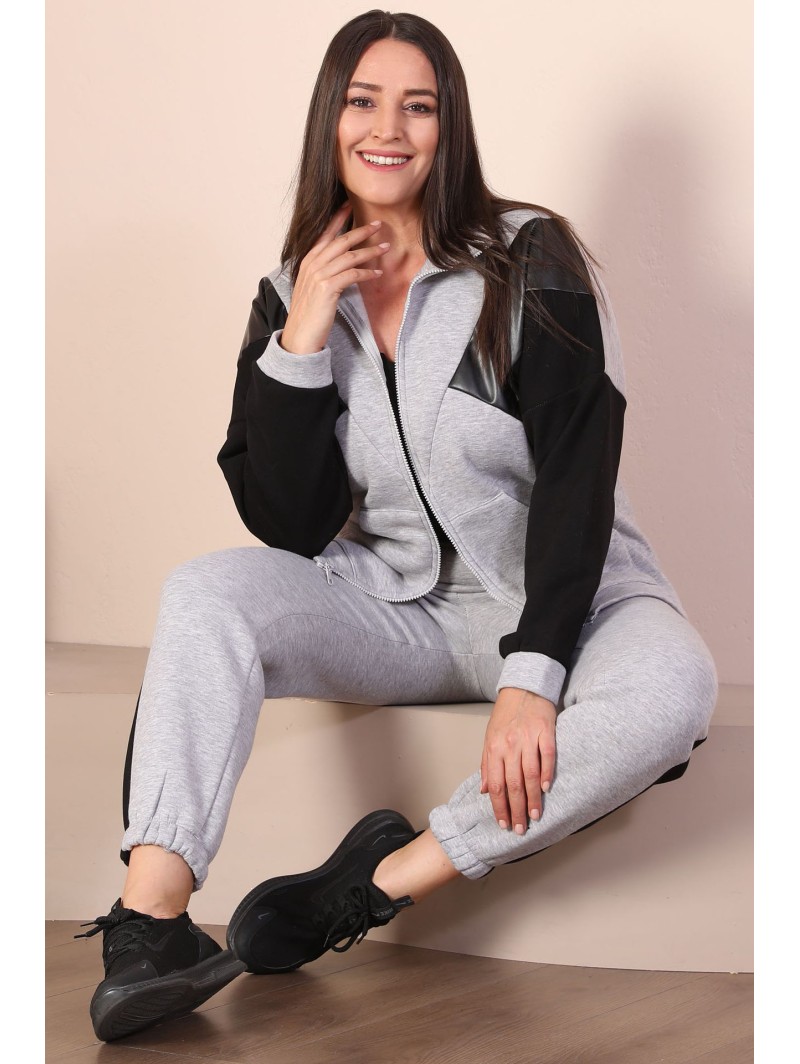 Sieviešu treniņtērps ar rāvējslēdzēju Sieviešu treniņtērps ar rāvējslēdzēju