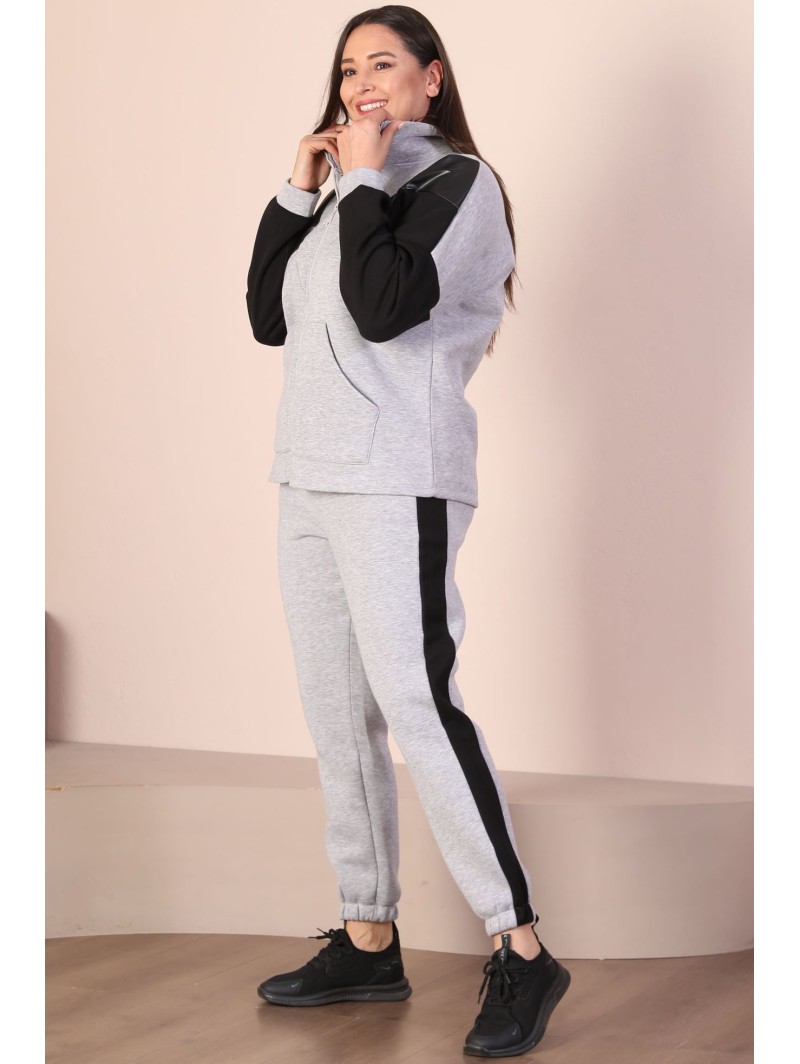 Moteriškas treningas su užtrauktuku Moteriškas treningas su užtrauktuku