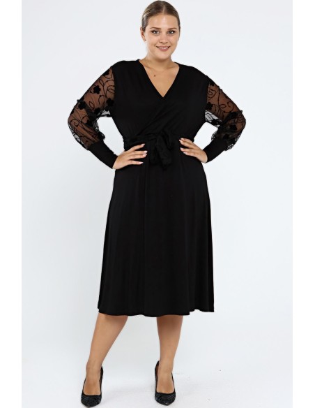 Juoda suknelė su voko formos iškirpte