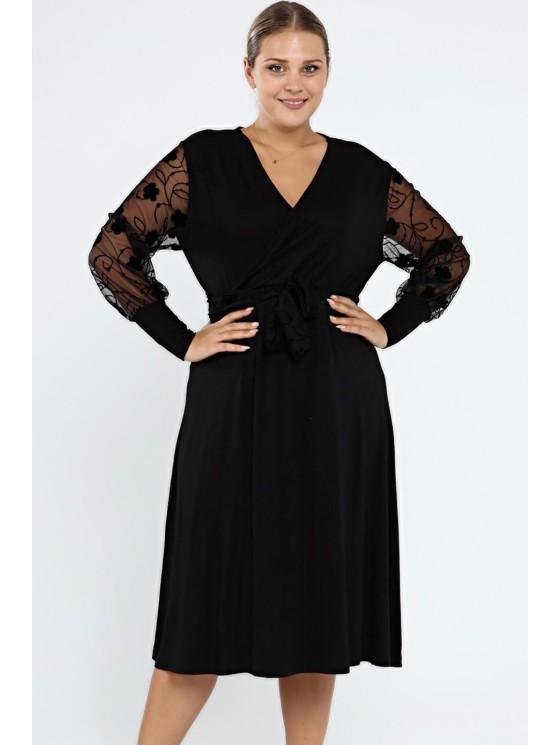 Juoda suknelė su voko formos iškirpte