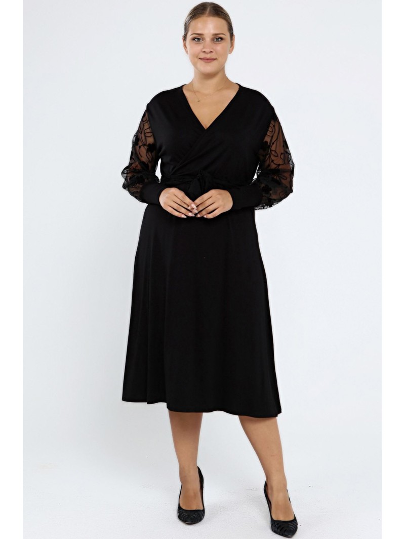 Juoda suknelė su voko formos iškirpte
