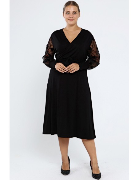 Juoda suknelė su voko formos iškirpte