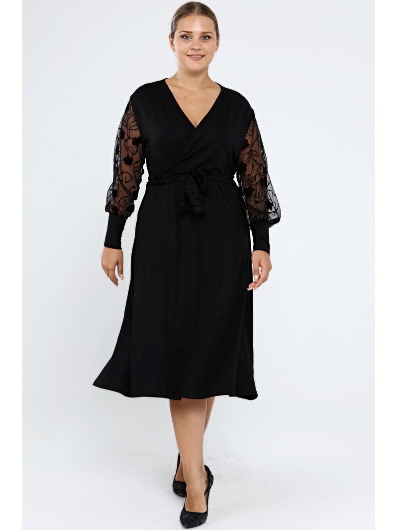 Juoda suknelė su voko formos iškirpte