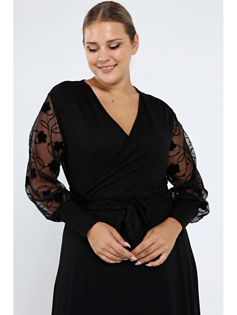 Juoda suknelė su voko formos iškirpte