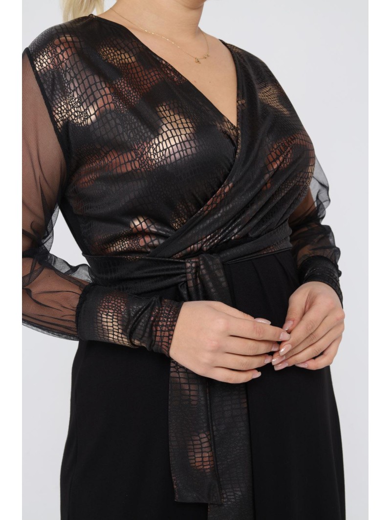 Suknelė su voko formos iškirpte Suknelė su voko formos iškirpte