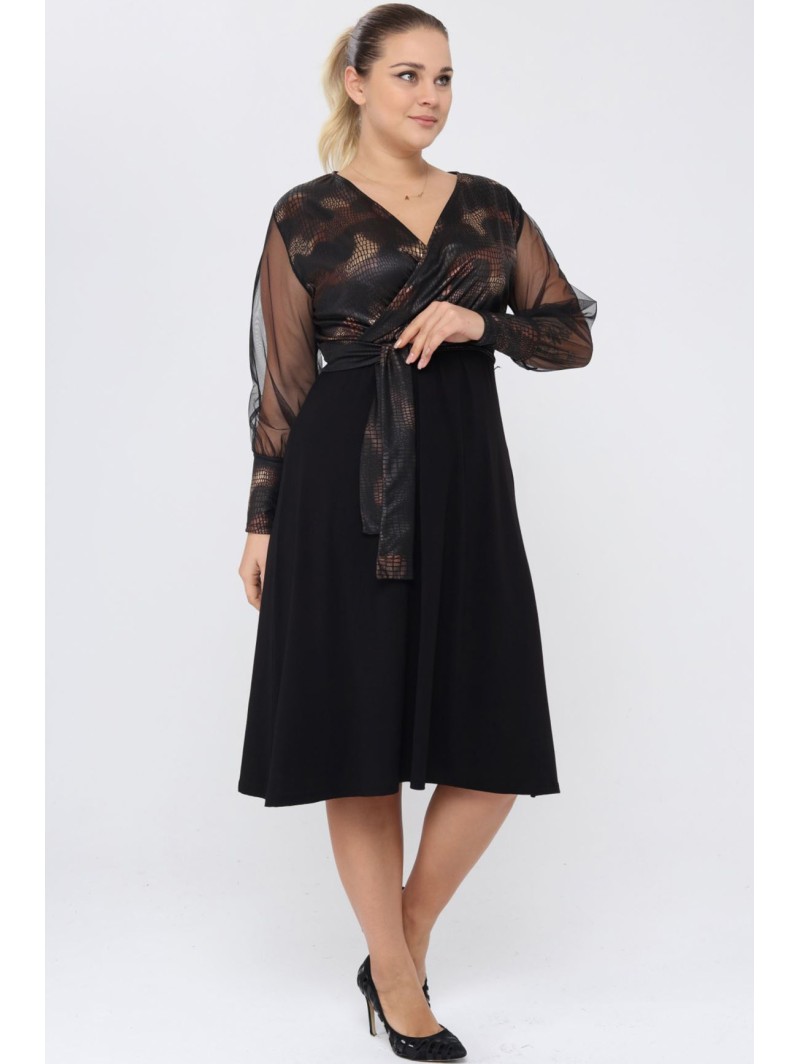 Suknelė su voko formos iškirpte Suknelė su voko formos iškirpte