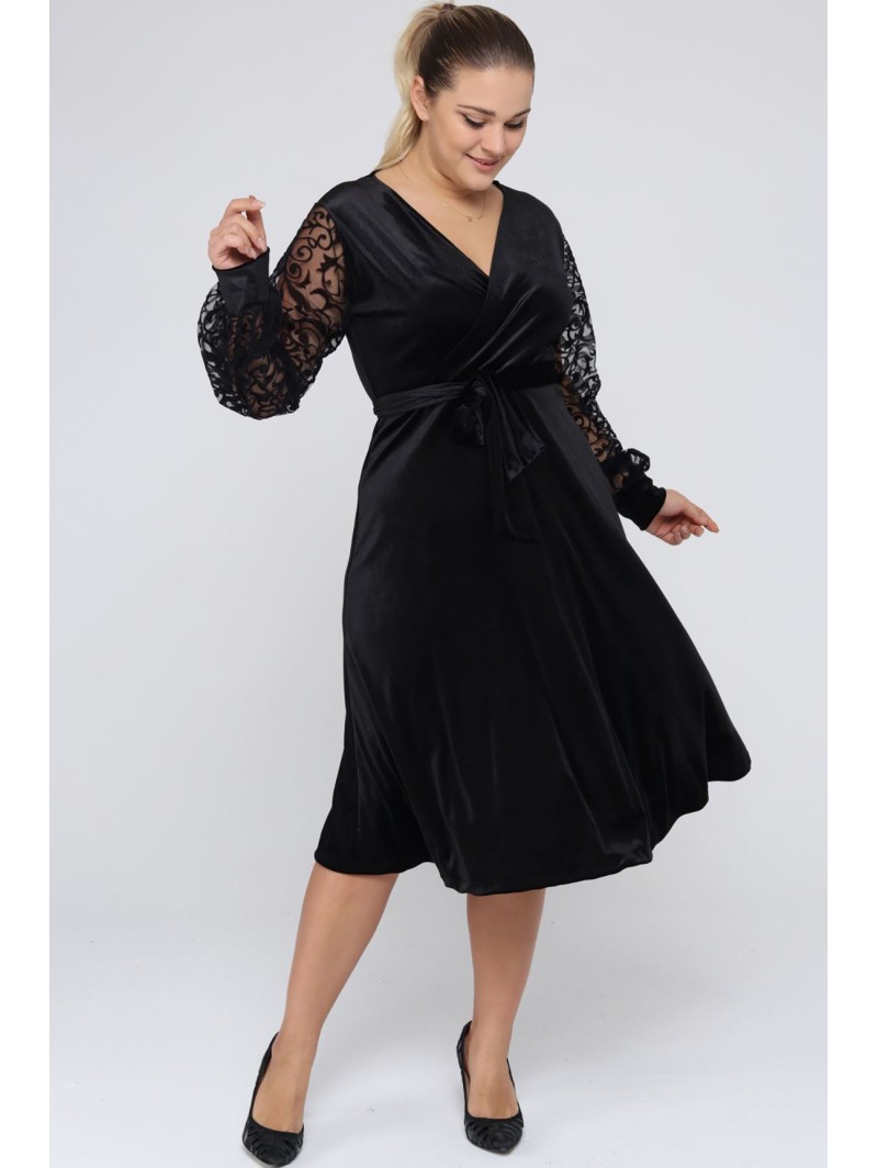 Veliūrinė suknelė su voko formos iškirpte Veliūrinė suknelė su voko formos iškirpte