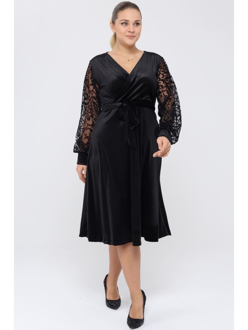 Veliūrinė suknelė su voko formos iškirpte Veliūrinė suknelė su voko formos iškirpte