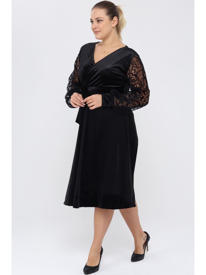 Veliūrinė suknelė su voko formos iškirpte Veliūrinė suknelė su voko formos iškirpte