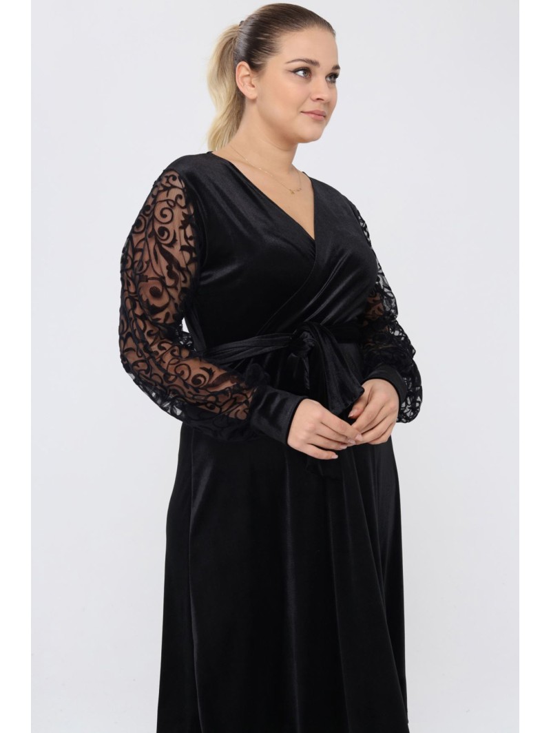 Veliūrinė suknelė su voko formos iškirpte Veliūrinė suknelė su voko formos iškirpte