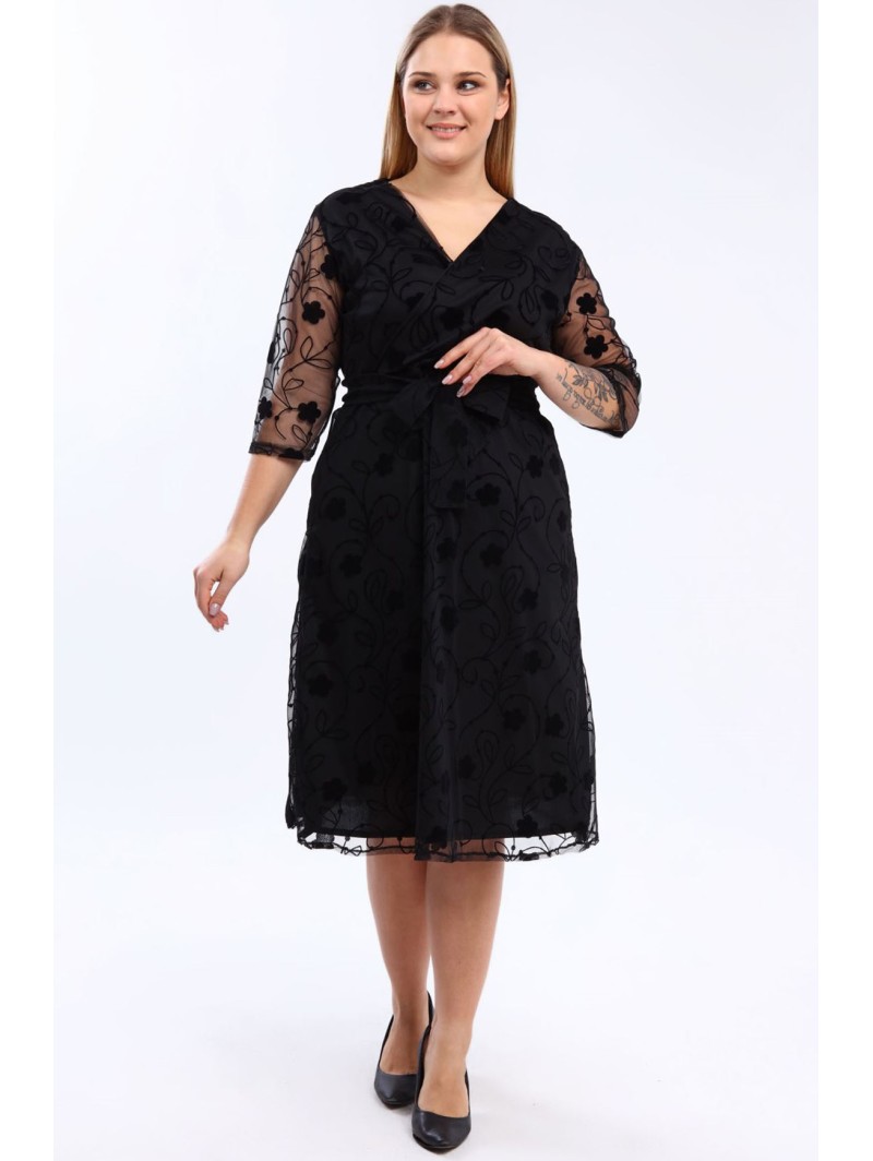 Juoda suknelė su voko formos iškirpte Juoda suknelė su voko formos iškirpte