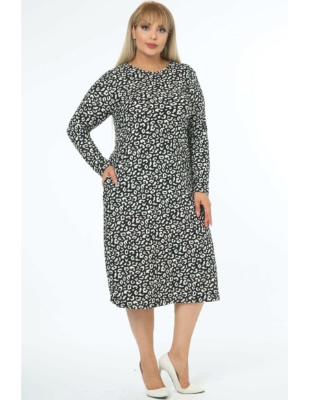 Marga suknelė virš kelių