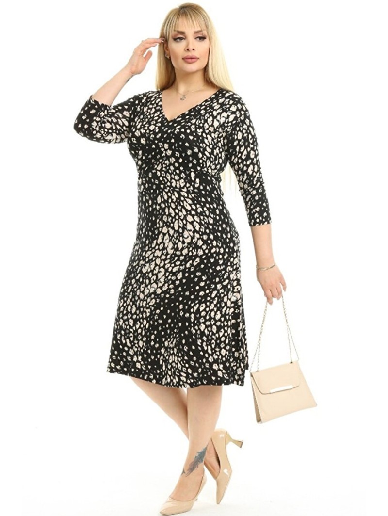 Suknelė su trikampio iškirpte Suknelė su trikampio iškirpte