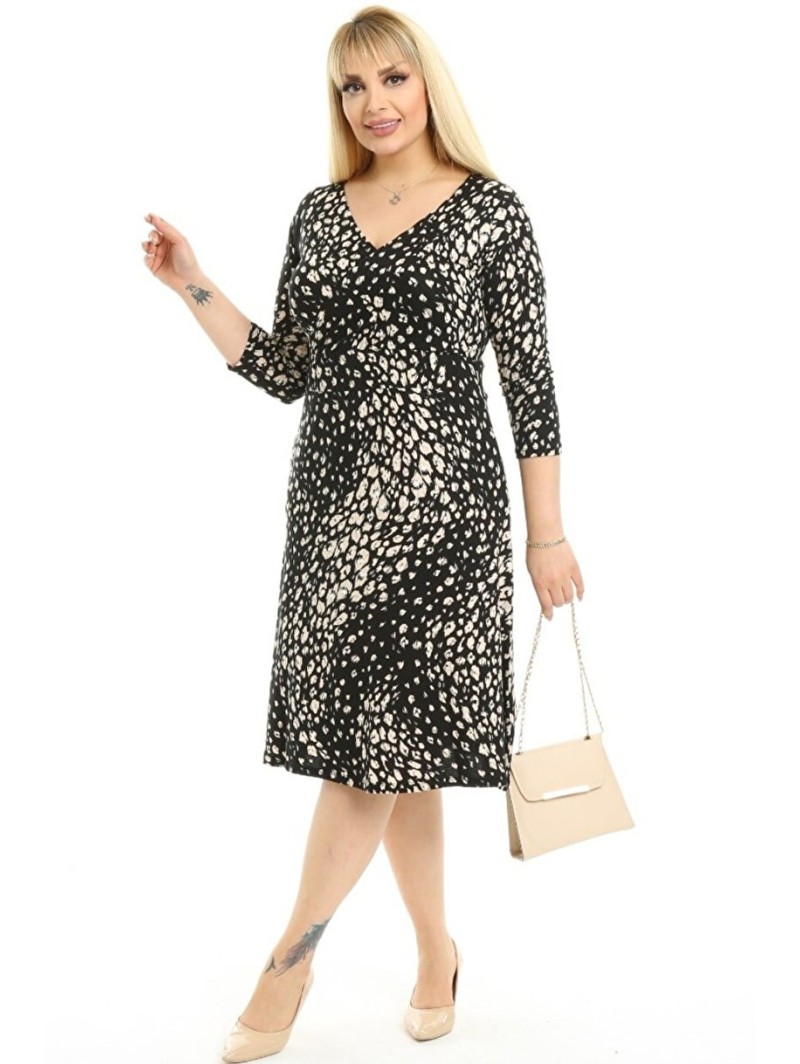 Suknelė su trikampio iškirpte Suknelė su trikampio iškirpte