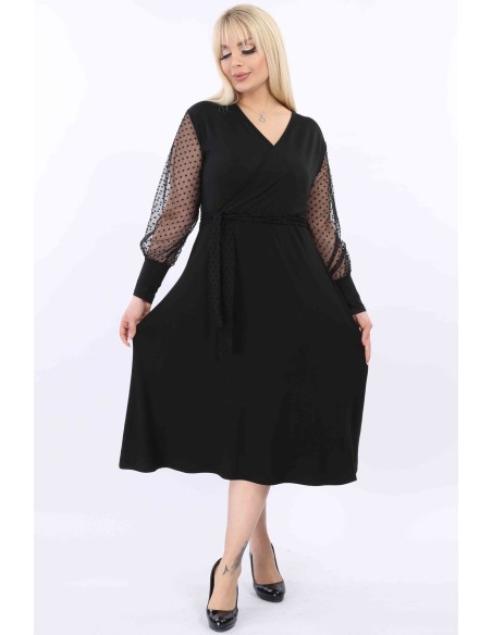 Uzliesmojoša melna kleita