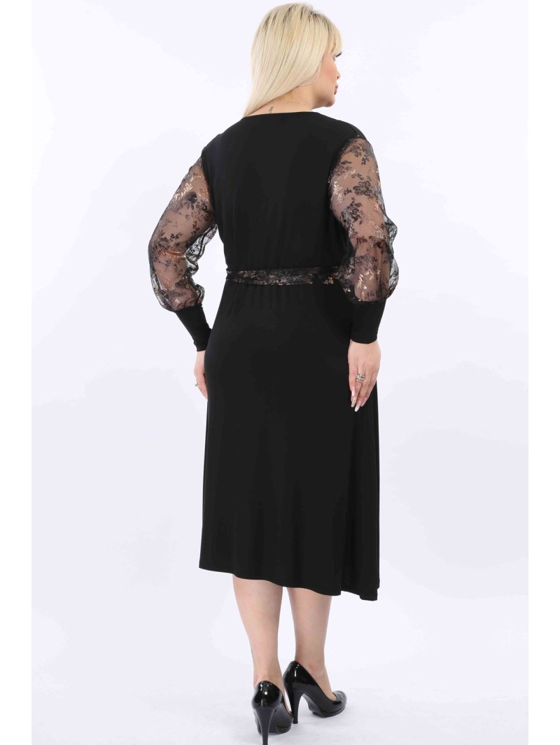 Platėjanti juoda suknelė Platėjanti juoda suknelė