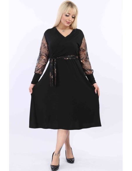 Uzliesmojoša melna kleita