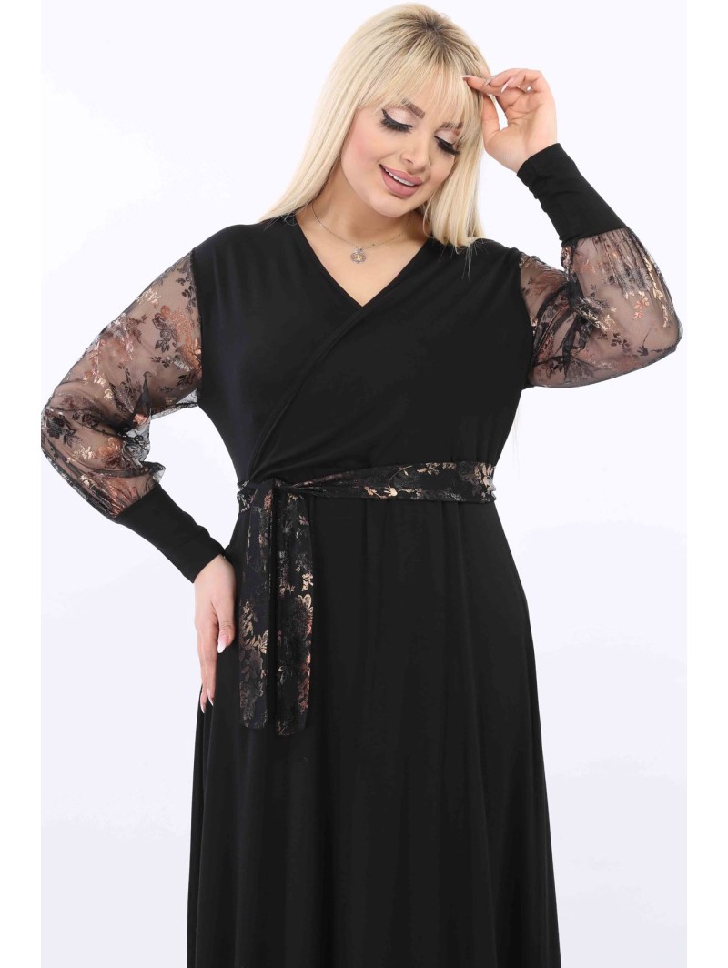 Platėjanti juoda suknelė Platėjanti juoda suknelė